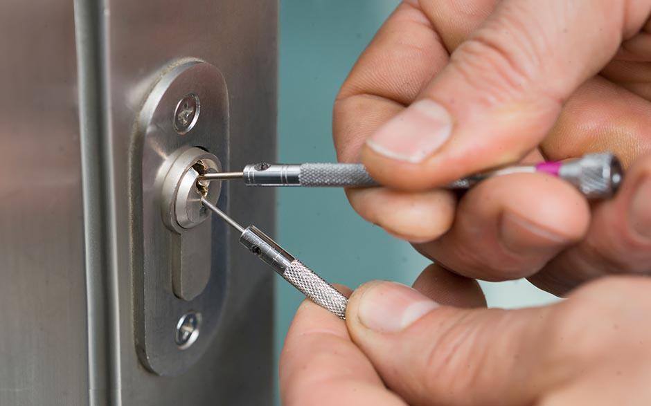 serrurier pour ouverture de porte coincée Paris 6