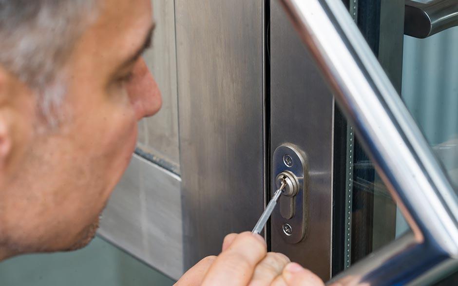 serrurier pour ouverture de porte coincée Paris 6